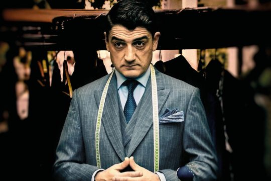 Από την ταινία «Ράφτης» με βασικούς πρωταγωνιστές τους Δημήτρη Ημελλο, Ταμίλα Κουλίεβα, Θανάση Παπαγεωργίου, Στάθη Σταμουλακάτο, Δάφνη Μιχοπούλου